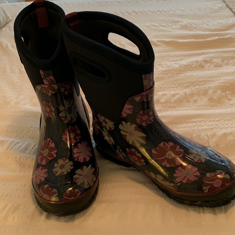 BOGS Classic Winter Boots, women’s size 8.